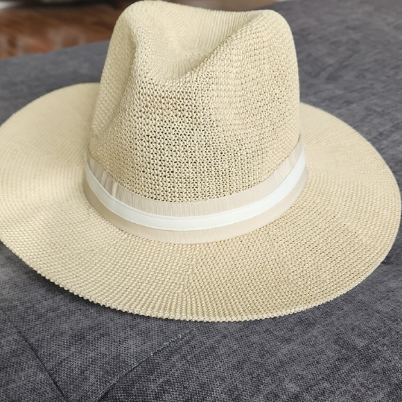 Vince Camuto Natural Fedora with Cream Band - Picture 1 of 6